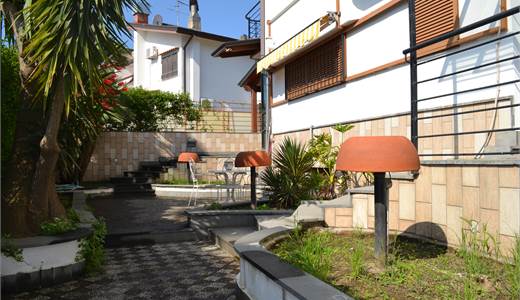 Elegante Villa su tre livelli  con box doppio